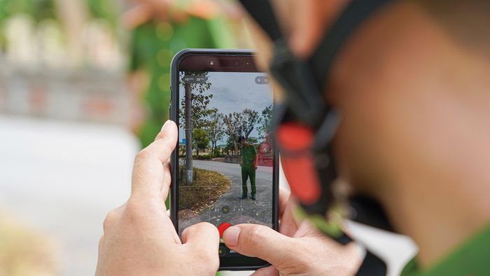 Những video của chúng tôi chủ yếu được ghi hình bằng điện thoại cá nhân cùng một số thiết bị hỗ trợ đơn giản như chân máy. Điều kiện còn hạn chế nên sản phẩm vẫn mang tính "nghiệp dư", nhưng chúng tôi luôn cố gắng khắc phục những thiếu sót trong từng khâu quay, dựng và biên tập.