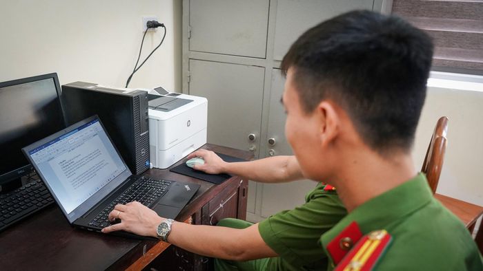Mỗi tuần, tôi cố gắng thực hiện một video. Ban ngày, tôi vẫn hoàn thành nhiệm vụ chuyên môn của một cán bộ công an xã. Khi công việc kết thúc, tôi cùng đồng đội tranh thủ thời gian ngoài giờ để lên ý tưởng, chuẩn bị bối cảnh để đi ghi hình.