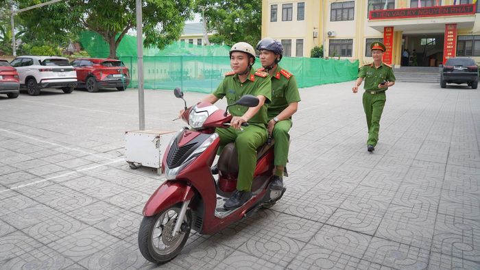 Sau khi lên kịch bản, thông thường tôi mang theo chân máy và tự ghi hình. Hôm nay, sau giờ làm, tôi may mắn có đồng chí Nguyễn Viết Tình (ngồi trước) và đồng chí Lê Văn Tiến (ngồi sau) cùng hỗ trợ. Nhờ vậy, những góc quay trở nên đa dạng, sinh động hơn và việc thực hiện video cũng nhanh chóng hơn.