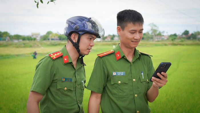 Sau mỗi lần ghi hình, chúng tôi đều xem lại lời thoại. Có những câu sẽ được sửa theo cách nói, thanh giọng của người Hà Tĩnh để tạo cảm giác gần gũi hơn.