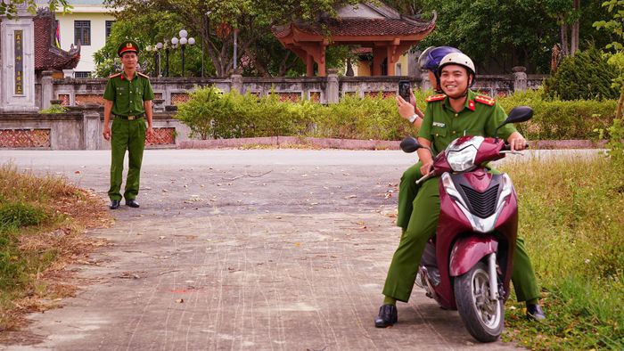 Trong lúc ghi hình, chúng tôi thường phải quay nhiều lần để lời thoại tự nhiên nhất. Tuy nhiên, nội dung luôn phải bám sát quy định của pháp luật, ngôn từ chuẩn mực và phù hợp với văn hóa ứng xử của lực lượng Công an nhân dân. Sự sáng tạo là cần thiết nhưng luôn phải đặt trong khuôn khổ.
