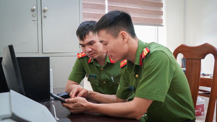Khi những video được đăng tải trên fanpage Công an xã Đức Quang, chúng tôi thường dành thời gian đọc bình luận, lắng nghe góp ý của người dân để rút kinh nghiệm. Với tôi, mỗi lượt chia sẻ, mỗi bình luận tích cực không chỉ là sự ghi nhận mà còn là động lực để tiếp tục mang pháp luật đến gần hơn với cuộc sống bằng những cách làm mới, phù hợp với thời đại số.
