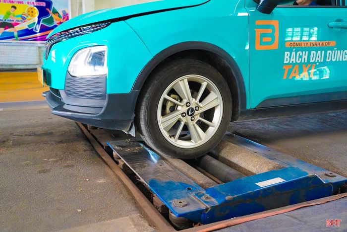 Tiếp đó, xe được kiểm tra tình trạng lốp, độ bám và khả năng tiếp xúc với mặt đường, đồng thời đánh giá hệ thống lái, phanh và khả năng vận hành an toàn trong điều kiện khai thác thực tế.