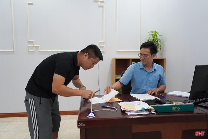 Anh Đặng Văn Hải (phường Hà Huy Tập) chia sẻ thêm: “Sau khi được nhân viên đăng kiểm hướng dẫn cụ thể các bước thực hiện, tôi thấy quy trình kiểm định xe điện cũng khá chặt chẽ. Các hạng mục được thực hiện khá kỹ nên tôi cảm thấy yên tâm hơn khi sử dụng phương tiện. Sau khi hoàn tất đăng kiểm và xe đạt yêu cầu, tôi cũng an tâm hơn trong quá trình vận hành và kinh doanh dịch vụ."