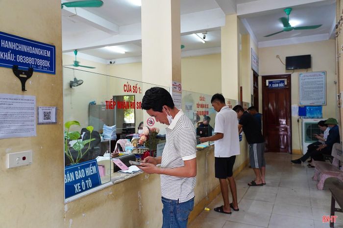 Theo quy định, khi đến thời hạn đăng kiểm, chủ phương tiện phải chủ động đưa xe đến trung tâm đăng kiểm để thực hiện kiểm định. Trước khi vào dây chuyền, chủ xe hoàn thiện hồ sơ, đối chiếu thông tin và xác nhận dữ liệu phương tiện.