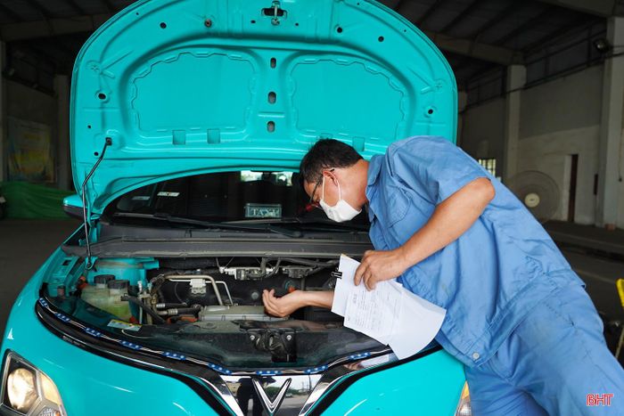 Khác với xe sử dụng động cơ đốt trong, ô tô điện không thực hiện bước kiểm định khí thải. Thay vào đó, đăng kiểm viên tập trung kiểm tra các hạng mục đặc thù gồm hệ thống sạc pin, đầu kết nối sạc và hệ thống quản lý pin nhằm bảo đảm không có dấu hiệu hư hỏng trong quá trình vận hành.