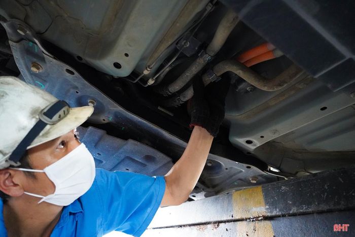 Ở khu vực kiểm tra gầm, đăng kiểm viên tiến hành đánh giá khung xe, cùng các chi tiết kỹ thuật liên quan để phát hiện dấu hiệu hao mòn, xuống cấp hoặc hư hỏng có thể ảnh hưởng đến an toàn vận hành.