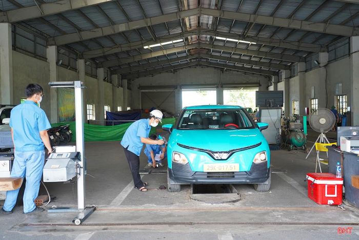 Ông Phạm Tuấn Anh, Phó Giám đốc Công ty Cổ phần Đăng kiểm Hà Tĩnh cho biết: “Đối với xe điện, chu kỳ kiểm định lần đầu là 36 tháng kể từ khi lăn bánh. Các chu kỳ tiếp theo từ 12–24 tháng tùy từng loại xe. Dù không thực hiện kiểm định khí thải nhưng xe điện vẫn phải đáp ứng đầy đủ các yêu cầu về an toàn kỹ thuật; trong đó các hạng mục liên quan đến hệ thống điện được kiểm tra chặt chẽ. Chúng tôi khuyến cáo chủ phương tiện không tự ý lắp thêm hoặc can thiệp vào hệ thống điện vì có thể ảnh hưởng đến pin và kết quả kiểm định. Trước thời điểm đăng kiểm, chủ xe nên đưa phương tiện đến hãng hoặc cơ sở bảo dưỡng để kiểm tra tổng thể, đặc biệt là tình trạng pin và các hệ thống liên quan nhằm bảo đảm quá trình kiểm định diễn ra thuận lợi”.