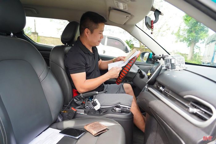 Anh Đặng Văn Hải (phường Hà Huy Tập) cho biết: “Trước đây, tôi sử dụng xe chạy xăng, đến năm 2024 chuyển sang đầu tư xe điện để kinh doanh dịch vụ taxi. Hiện, xe đã đến kỳ đăng kiểm nhưng do đây là lần đầu thực hiện đối với ô tô điện nên tôi vẫn còn khá bỡ ngỡ, chưa nắm rõ các hạng mục sẽ được kiểm tra."