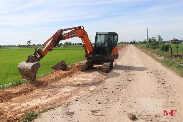 Tuyến đường giao thông thôn Hồng Hà được mở rộng 5,5m, nền đường 7,5m.