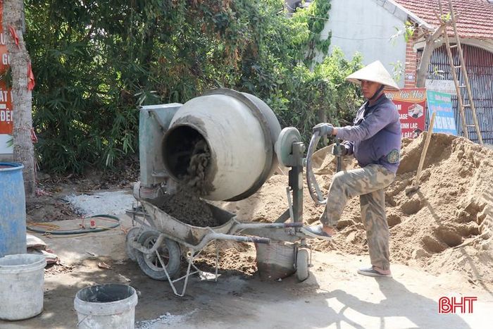 Công nhân thi công trên tuyến đường ở thôn Phúc Sơn.