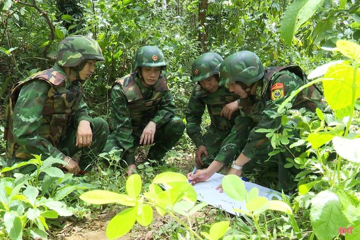 Lực lượng trinh sát phân công tổ chức mật phục các vị trí đối tượng vận chuyển ma túy có thể bỏ trốn vào rừng.