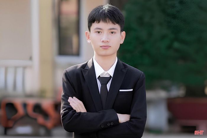 Thí sinh Nguyễn Tiến Đạt có tổng điểm thi tốt nghiệp 2026 cao nhất tỉnh Hà Tĩnh. Ảnh FB Trường THPT Nguyễn Huệ.