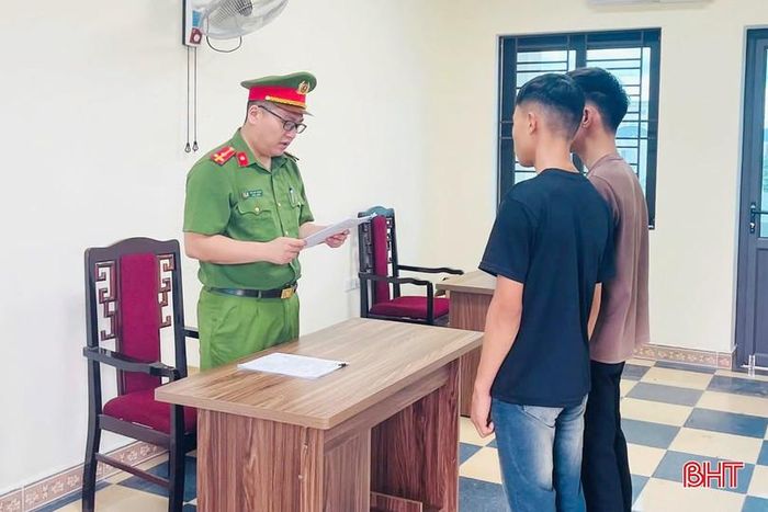 Cơ quan CSĐT Công an Hà Tĩnh đọc quyết định khởi tố đối với N.D.K và N.T.B.