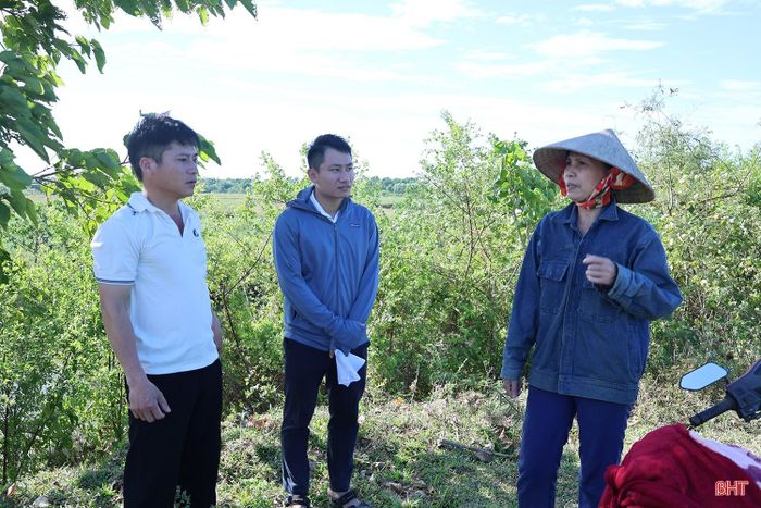 Gia đình bà Lê Thị Hiệp là một trong những hộ chịu ảnh hưởng nặng nề. Gắn bó với cánh đồng Cây Si nhiều năm, bà không giấu được nỗi xót xa khi đất sản xuất liên tục bị dòng nước cuốn trôi. "Gia đình tôi có 4 sào đất ở cánh đồng Cây Si nhưng đã mất 2 sào. Không chỉ mất đất, mất sinh kế mà mỗi lần ra đồng làm việc, chúng tôi luôn nơm nớp lo sợ bị trượt ngã xuống sông" - bà Hiệp chia sẻ.