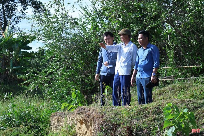 Ông Nguyễn Đình Quang (người bên phải) - công chức Phòng Kinh tế, UBND xã Hương Đô cho biết: "Sạt lở tác động lớn đến đời sống người dân như: mất diện tích sản xuất, ảnh hưởng hạ tầng giao thông, đe dọa vườn hộ và nhà ở. Người dân phản ánh rất nhiều trong các cuộc họp, các cuộc tiếp xúc cử tri nhưng đến nay, các ngành và địa phương vẫn chưa có giải pháp hiệu quả".