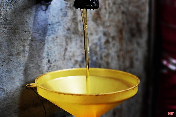 Dầu vừng nguyên chất sau quá trình ép có màu vàng đậm, hương thơm đặc trưng. So với bán hạt thô, chế biến thành dầu giúp nâng giá trị kinh tế của sản phẩm.