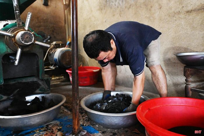 Không chỉ bán hạt, một số hộ dân đã đầu tư máy ép dầu nhằm nâng cao giá trị sản phẩm. Việc chế biến tại chỗ giúp kéo dài chuỗi giá trị của cây vừng và đáp ứng nhu cầu ngày càng tăng của người tiêu dùng.