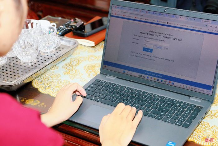 Hoài Thu cùng ông bà nội kiểm tra điểm thi tốt nghiệp THPT.