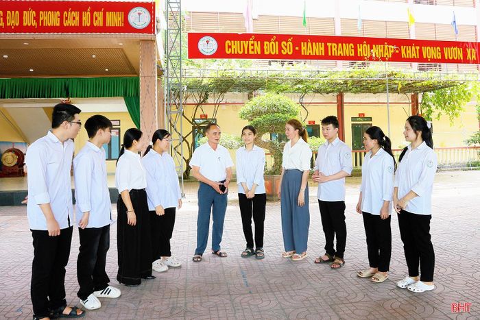Hoài Thu chia sẻ niềm vui cùng thầy cô, bạn bè sau khi biết điểm thi tốt nghiệp THPT.