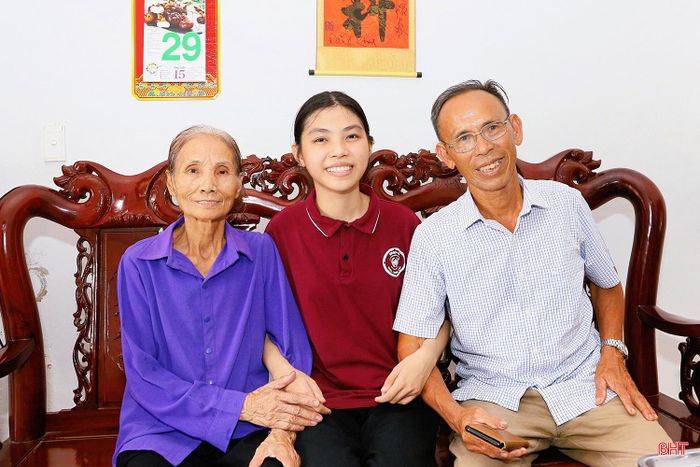 Ông Lê Đức Lương (ngoài cùng bên phải) vui mừng khi cháu gái đạt điểm cao.