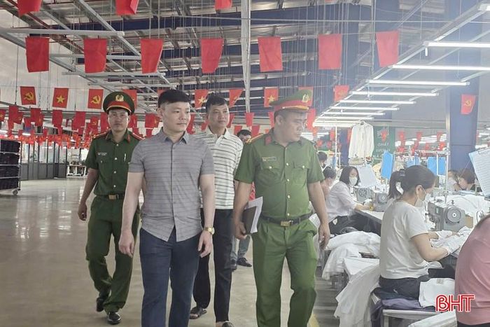 Lãnh đạo Xí nghiệp May 10 và cảnh sát PCCC&CNCH kiểm tra công tác đảm bảo an toàn cháy, nổ tại khu sản xuất của xí nghiệp.