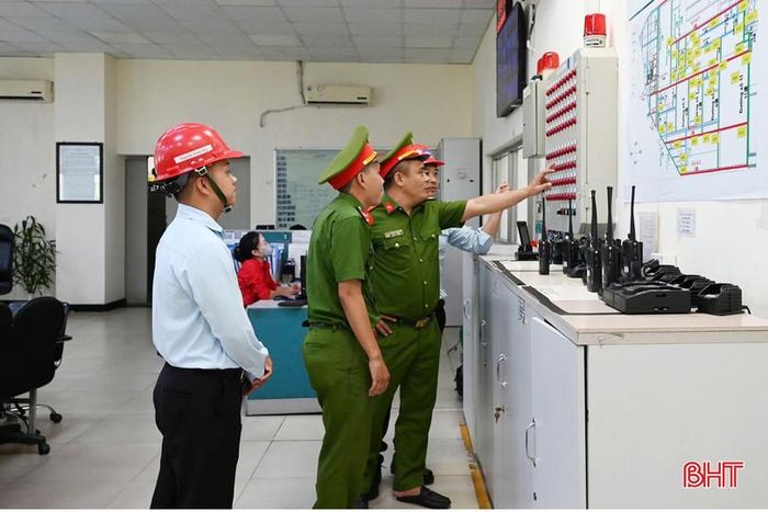 Lực lượng cảnh sát PCCC&CNCH kiểm tra Trung tâm Phòng cháy chữa cháy của Formosa Hà Tĩnh.