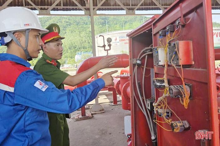 Kiểm tra hoạt động của tủ điều khiển bơm chữa cháy tại Tổng kho Xăng dầu Vũng Áng.