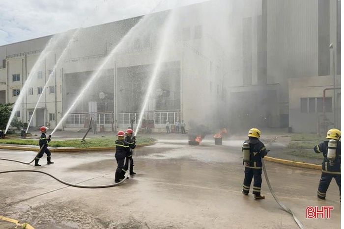Đội PCCC chuyên nghiệp của Formosa Hà Tĩnh diễn tập phương án chữa cháy.
