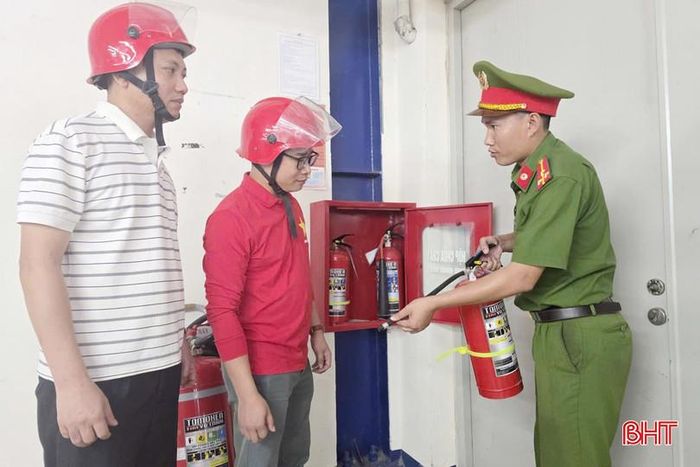 Kiểm tra công tác bảo dưỡng hệ thống, trang thiết bị PCCC tại Xí nghiệp May 10.