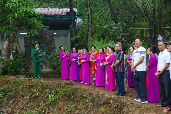 Du khách tham quan dâng hương tại Khu di tích Ngã ba Đồng Lộc dịp tháng 4/2026.