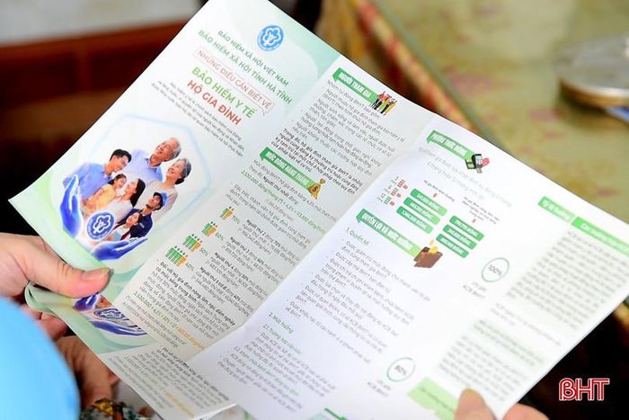  Tại các điểm truyền thông cộng đồng, gian hàng, điểm tuyên truyền, người dân được cán bộ BHXH trực tiếp tư vấn, giải đáp các quy định về chính sách, pháp luật BHYT; tìm hiểu những điểm mới của Luật BHYT năm 2024 và các quy định có hiệu lực từ ngày 1/7/2026. 