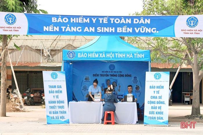 Một điểm truyền thông công cộng do BHXH Hà Tĩnh tổ chức tại phường Thành Sen.