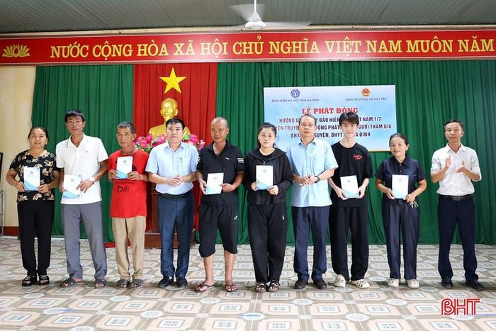  Trong ngày hội tuyên truyền, tư vấn, giải đáp chính sách pháp luật BHYT, BHXH Hà Tĩnh và BHXH cơ sở đã tặng hàng trăm thẻ BHYT cho các hoàn cảnh thuộc đối tượng tham gia BHYT tự nguyện. 