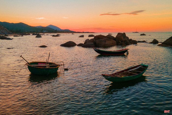 Những con thuyền im lìm dưới ánh hoàng hôn.