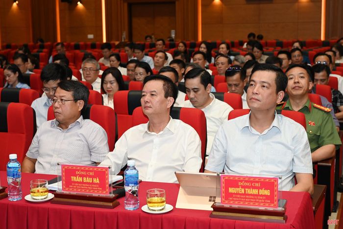 Các đồng chí lãnh đạo tỉnh dự hội nghị tại điểm cầu Hà Tĩnh.