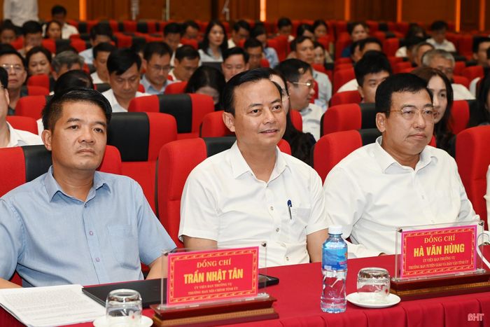 Các đồng chí lãnh đạo tỉnh dự hội nghị tại điểm cầu Hà Tĩnh.