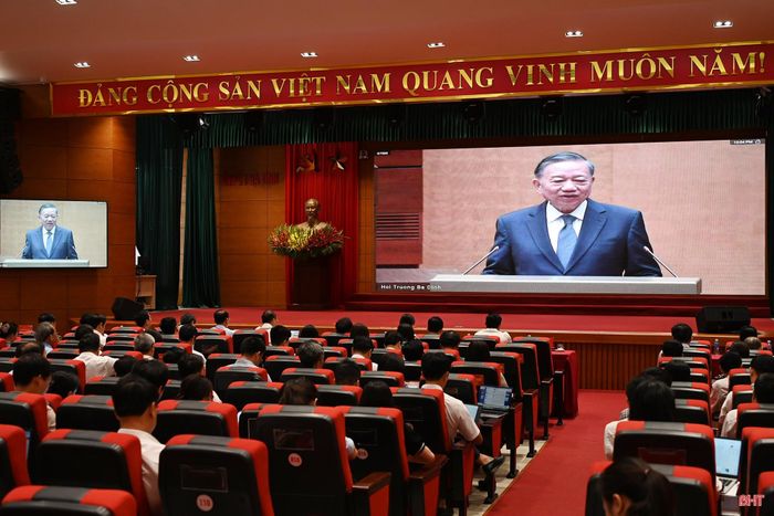 Đại biểu tỉnh Hà Tĩnh tiếp thu phát biểu kết luận của Tổng Bí thư, Chủ tịch nước Tô Lâm.