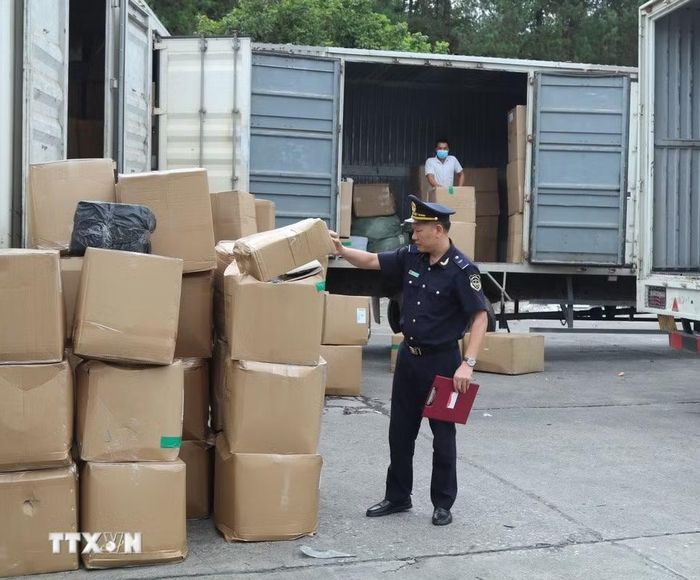 Hải quan cửa khẩu Chi Ma (Lạng Sơn) kiểm tra hàng hóa nhập khẩu. (Ảnh: Quang Duy/TTXVN)