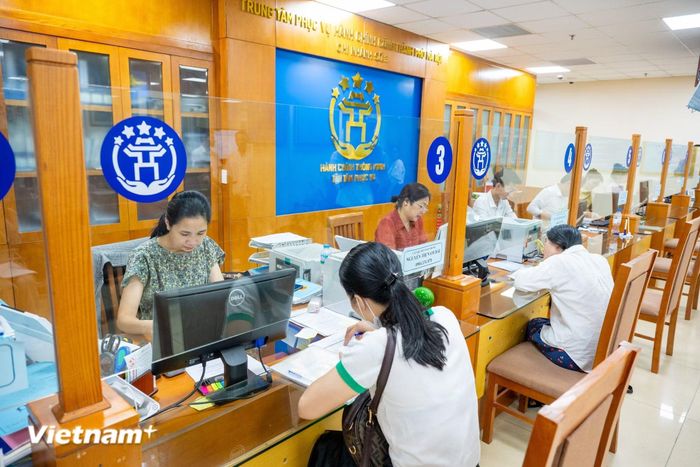 Việc rút ngắn quy trình, giảm thành phần hồ sơ và tăng cường xử lý trực tuyến đã giúp tiết kiệm khoảng 571.925 giờ công xã hội, tương đương khoảng 63,48 tỷ đồng chi phí xã hội. (Ảnh: PV/Vietnam+)