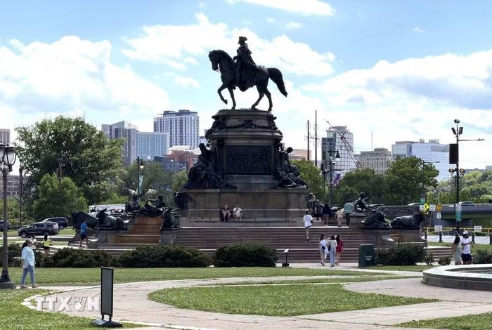 Đài phun nước Tượng đài George Washington (Washington Monument Fountain) là một trong những công trình tượng đài nổi bật của Philadelphia, mang ý nghĩa lịch sử, tôn vinh vai trò của George Washington trong việc thành lập và dẫn dắt nước Mỹ thời kỳ đầu. (Ảnh: Ngọc Quang/TTXVN)