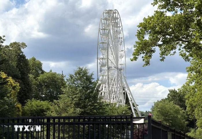 Vòng quay quan sát Ferris Wheel tại Sở thú Philadelphia là một trong điểm giải trí thu hút du khách. (Ảnh: Ngọc Quang/TTXVN)