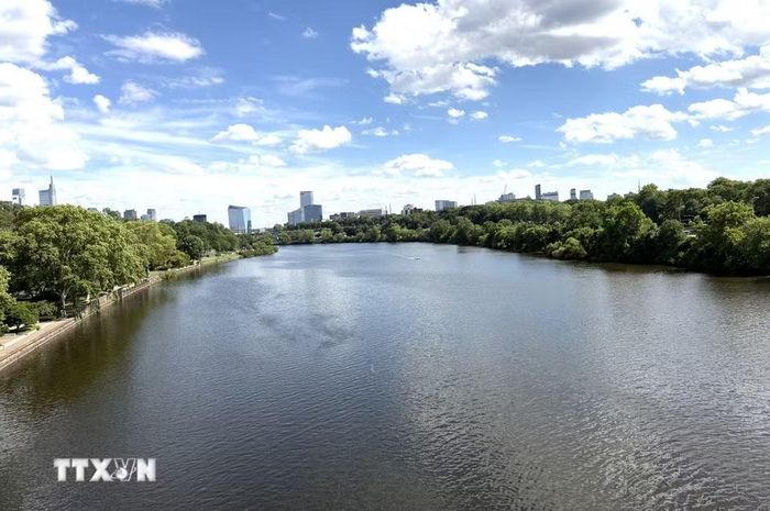 Sông Schuylkill là 1 trong 2 con sông quan trọng nhất chảy qua thành phố Philadelphia (cùng với sông Delaware). Đây không chỉ là một dòng sông tự nhiên mà còn gắn chặt với lịch sử hình thành, công nghiệp hóa và sự phát triển đô thị của thành phố. (Ảnh: Ngọc Quang/TTXVN)