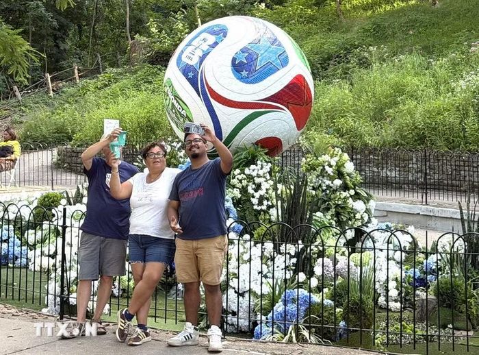 Du khách check-in với mô hình trái bóng khổng lồ mang biểu tượng của World Cup 2026. (Ảnh: Ngọc Quang/TTXVN)