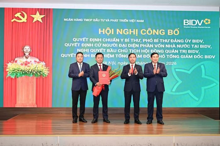 Tổng giám đốc Hoàng Việt Hùng nhận quyết định chuẩn y chức vụ Phó Bí thư Đảng ủy BIDV nhiệm kỳ 2025 – 2030. (Ảnh: Vietnam+)