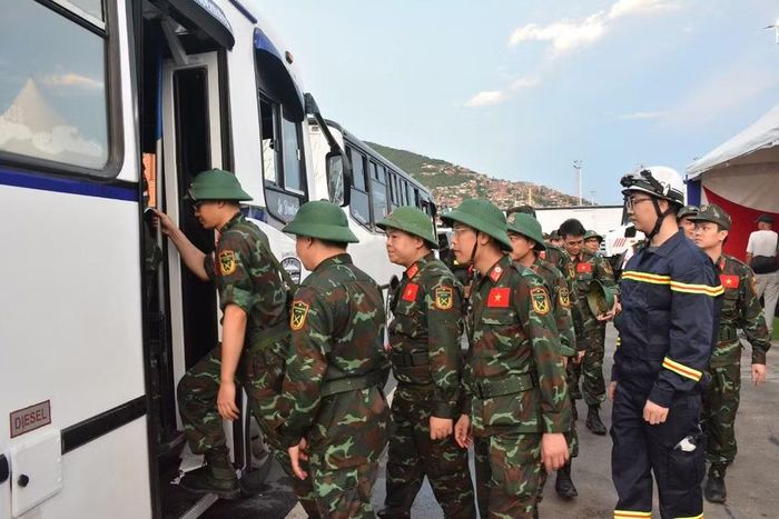 Các thành viên đoàn Việt Nam cơ động từ nơi đóng quân ra khu vực thực hiện nhiệm vụ dưới sự hỗ trợ của phía Venezuela. (Ảnh: Hoàng Vũ)