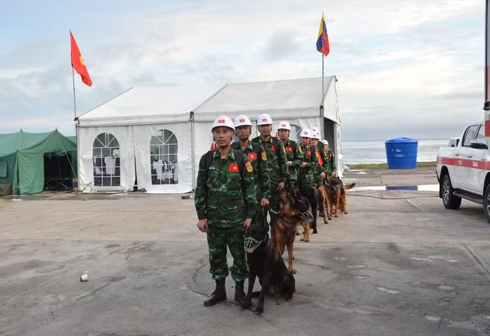 Các thành viên đoàn Việt Nam cơ động từ nơi đóng quân ra khu vực thực hiện nhiệm vụ dưới sự hỗ trợ của phía Venezuela. (Ảnh: Hoàng Vũ)