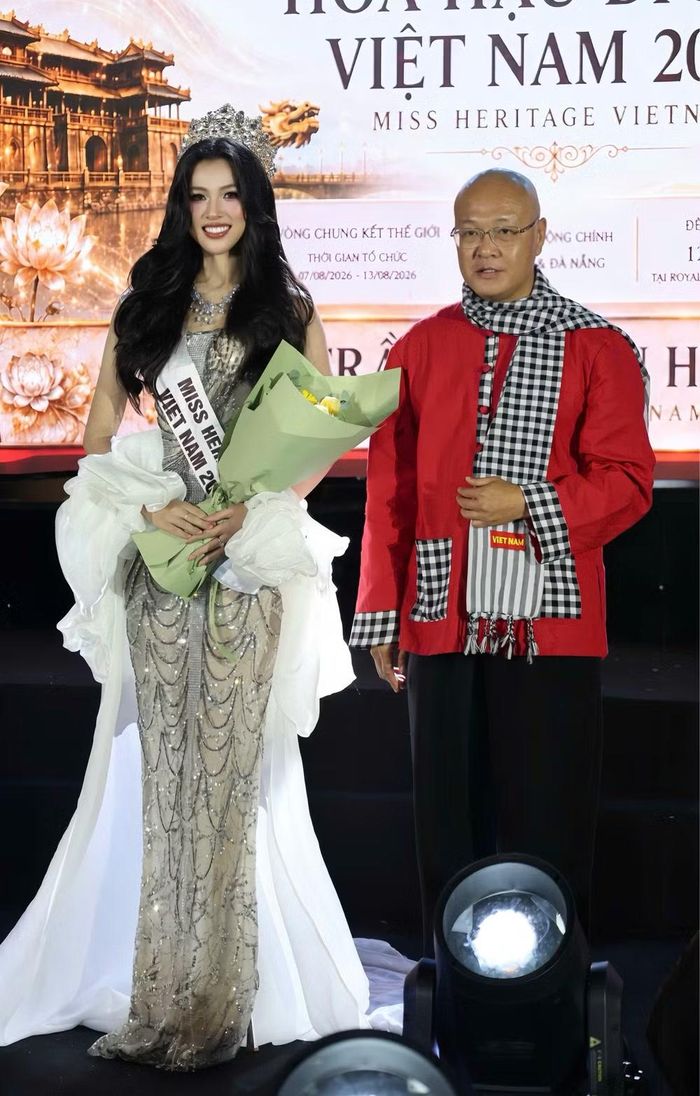 Thu Huyền nhận sash từ tổ chức Miss Heritage Global 2026 tại Việt Nam. (Ảnh: BTC)