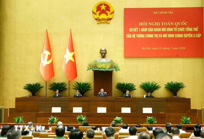 Tổng Bí thư, Chủ tịch nước Tô Lâm cùng các đồng chí Lãnh đạo chủ chốt và Trưởng Ban Tổ chức Trung ương chủ trì Hội nghị. (Ảnh: Thống Nhất/TTXVN)