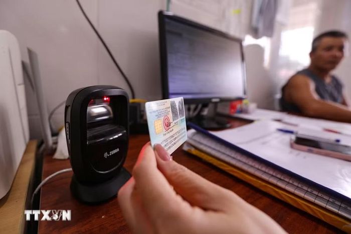 Công tác khám chữa bệnh bảo hiểm y tế bằng sổ điện tử tại Trạm Y tế xã Liên Sơn (Phú Thọ). (Ảnh: Trọng Đạt/TTXVN)